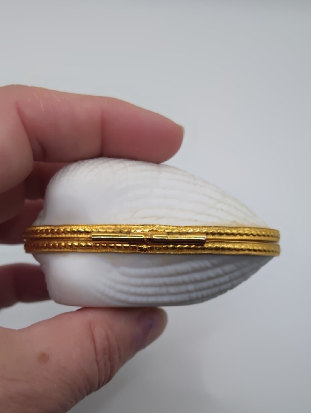 Estee Lauder White and Gold Shell Trinket Box Vintage - Picture 7 of 7
